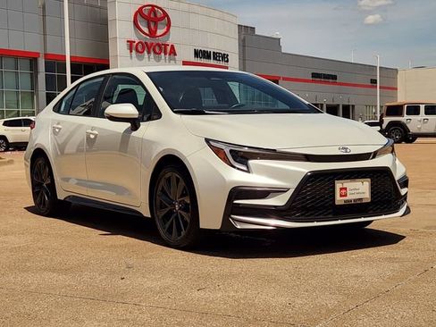 Used 2025 Toyota Corolla SE w/ Convenience Package FWD image 2
