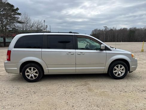 Used 2009 Chrysler Town & Country Touring w/ Family Value Group image 5