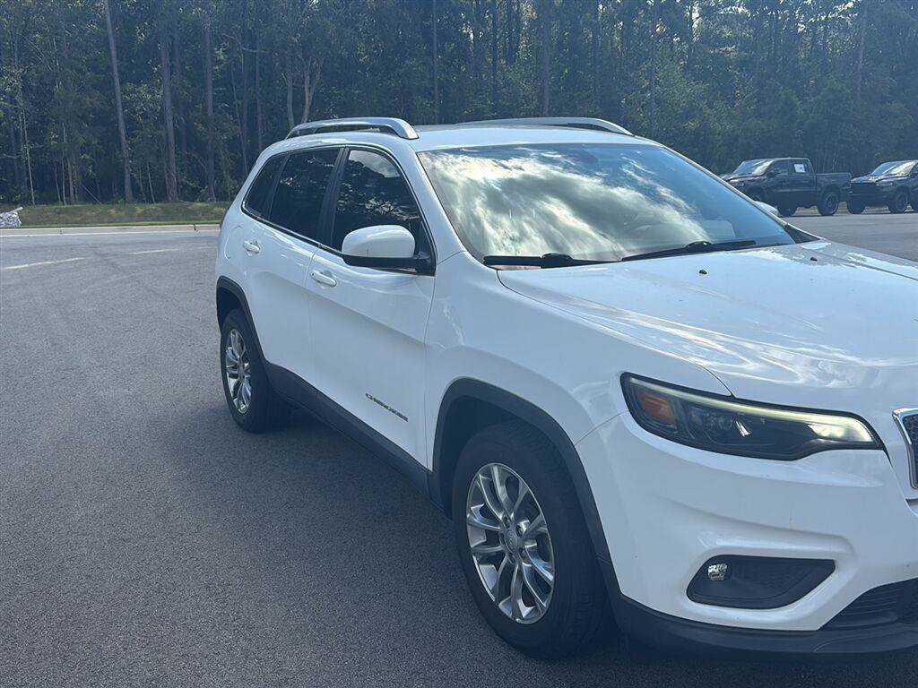 Used 2019 Jeep Cherokee Latitude Plus w/ Comfort/Convenience Group FWD image 3