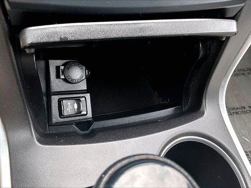 Used 2015 Toyota Camry LE image 30