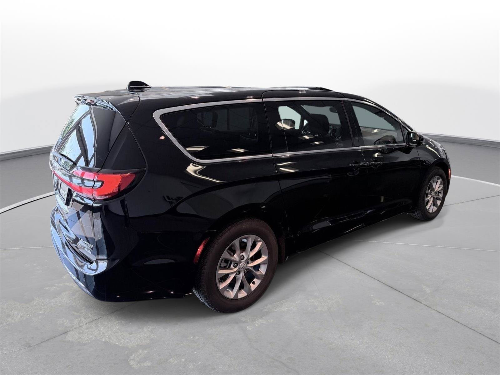 Used 2026 Chrysler Pacifica Limited FWD image 4