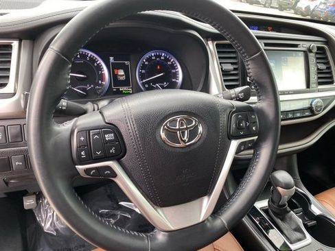 Used 2017 Toyota Highlander Limited w/ Carpet Mat Package FWD image 13