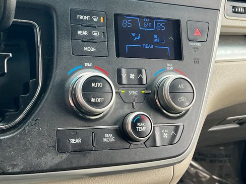 Used 2017 Toyota Sienna LE image 22