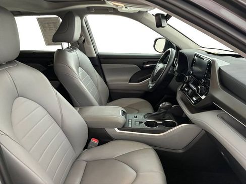 Used 2022 Toyota Highlander XLE AWD/4WD image 14