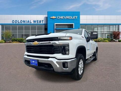 Used 2025 Chevrolet Silverado 2500 LT AWD/4WD image 2