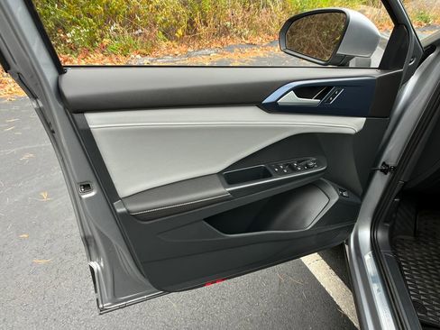 Used 2024 Volkswagen Taos SE image 11