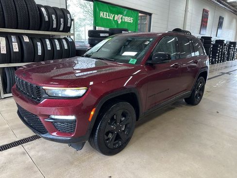 Used 2023 Jeep Grand Cherokee Limited w/ Black Appearance Package AWD/4WD image 3