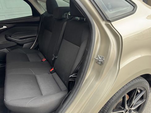 Used 2018 Ford Focus SE w/ SE Appearance Package image 19