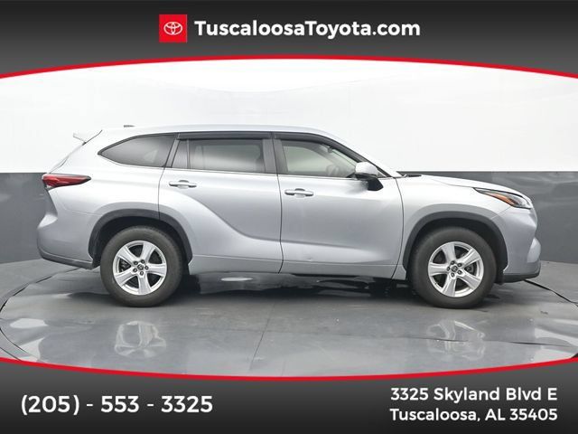 Used 2023 Toyota Highlander L FWD image 1