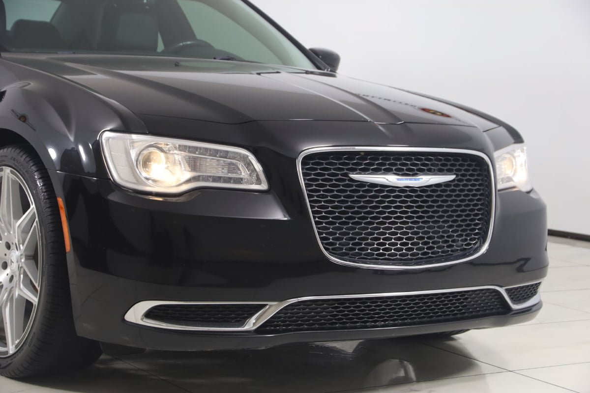 Used 2015 Chrysler 300 Limited RWD image 32