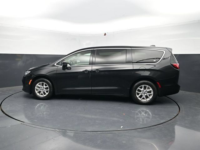 Used 2023 Chrysler Pacifica Touring-L FWD image 4