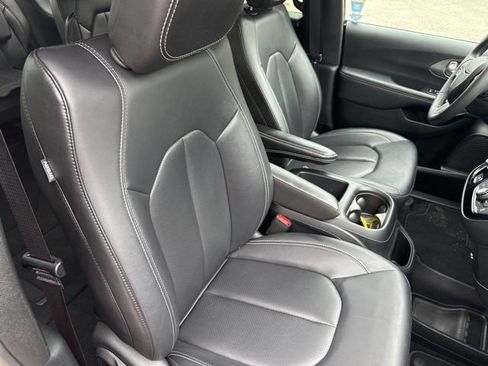 Used 2025 Chrysler Pacifica Select FWD image 16
