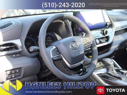 New 2026 Toyota Highlander Platinum image 14