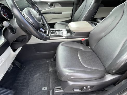 Used 2023 Kia Carnival LX image 21