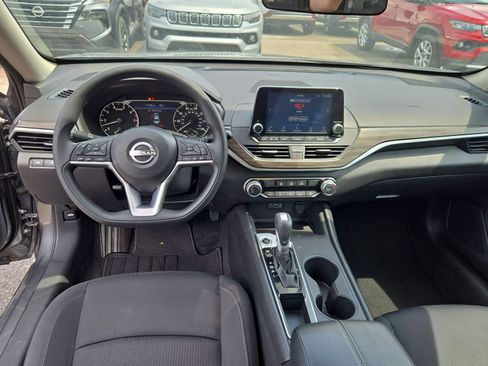 Used 2025 Nissan Altima 2.5 SV FWD image 11