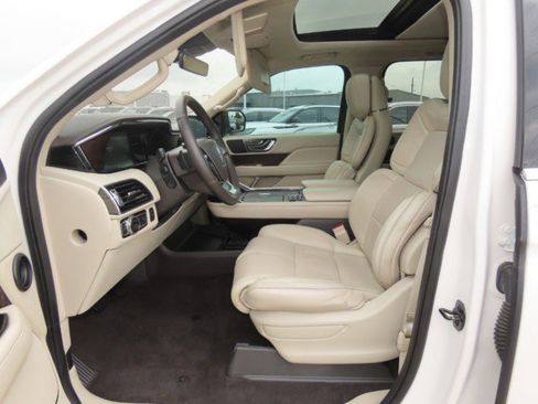 Used 2019 Lincoln Navigator Select w/ Technology Package RWD image 25