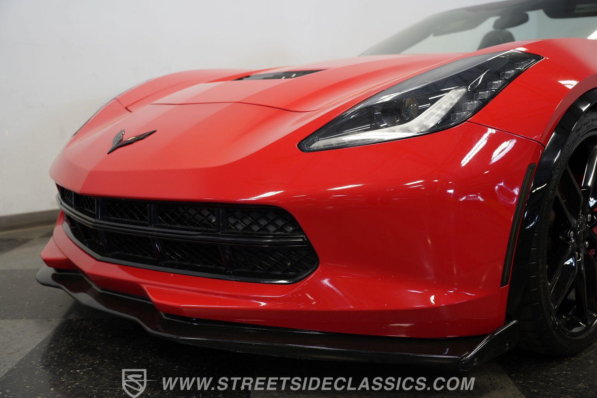 Used 2019 Chevrolet Corvette Stingray Convertible w/ Carbon Flash Badge Package RWD image 27