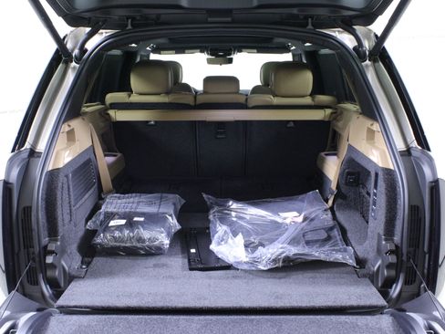 New 2026 Land Rover Range Rover Long Wheelbase SE AWD/4WD image 9