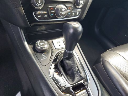 Used 2023 Jeep Cherokee Altitude Lux image 24