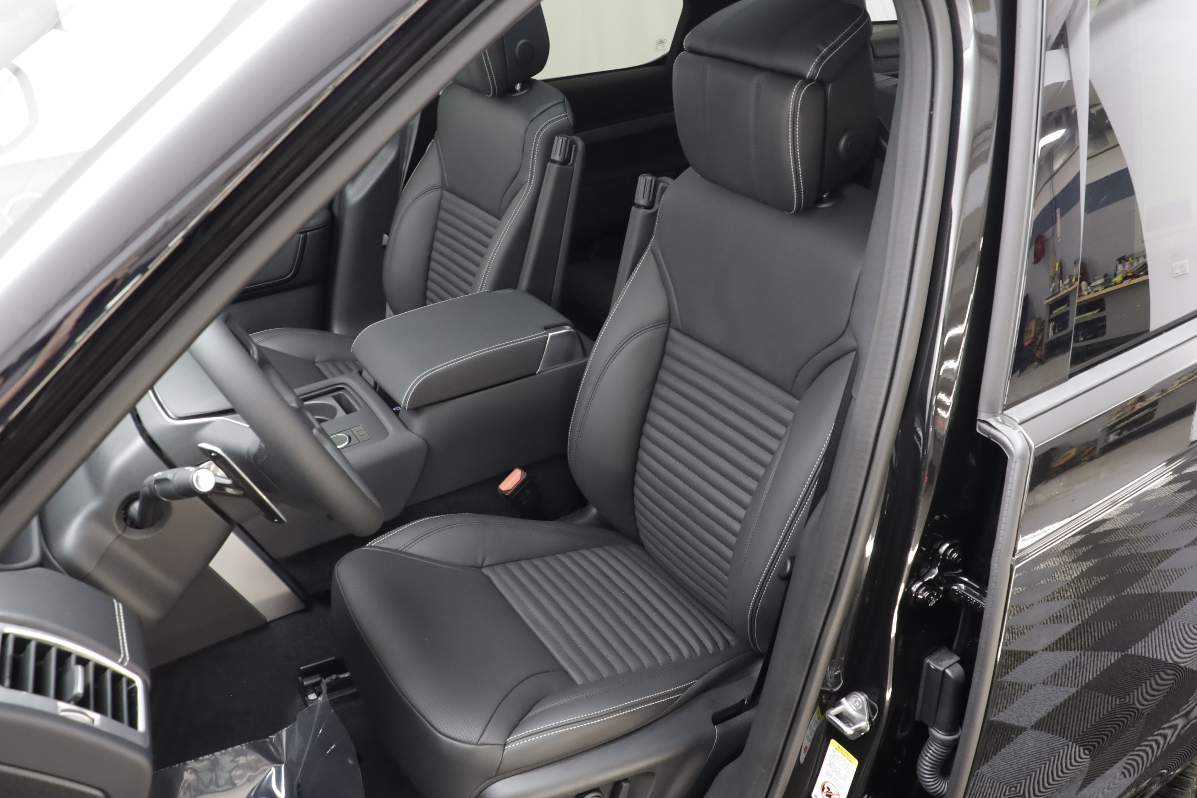 New 2026 Land Rover Discovery Limited Edition AWD/4WD image 18