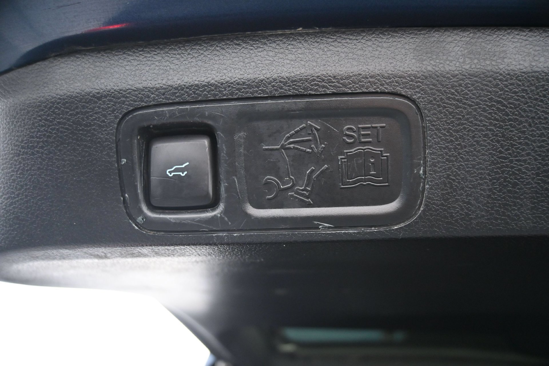 Used 2019 Ford Expedition XLT w/ Equipment Group 202A AWD/4WD image 17