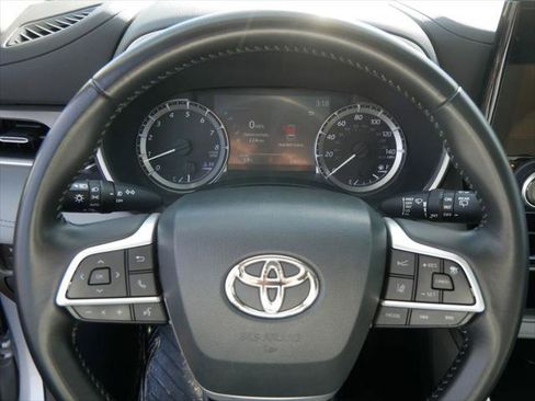 Certified 2023 Toyota Highlander XLE image 25
