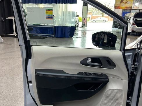 Used 2024 Chrysler Pacifica Touring-L image 23