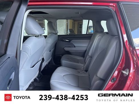 Used 2021 Toyota Highlander XLE image 19