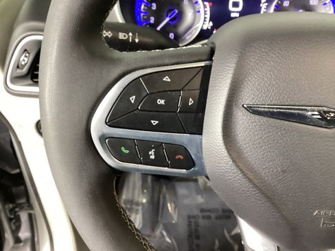 Used 2024 Chrysler Pacifica Touring-L image 20