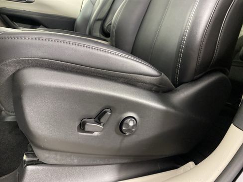 Used 2024 Chrysler Pacifica Touring-L image 17