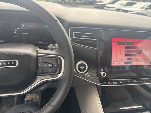 Used 2022 Jeep Wagoneer Series III w/ Premium Group I image 34