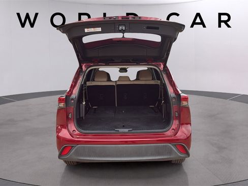 Used 2020 Toyota Highlander XLE image 18