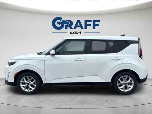 Used 2024 Kia Soul LX w/ Option Group 015 FWD image 3