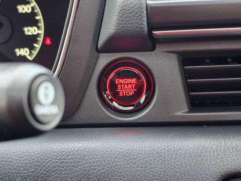 Used 2025 Honda Pilot TrailSport image 36