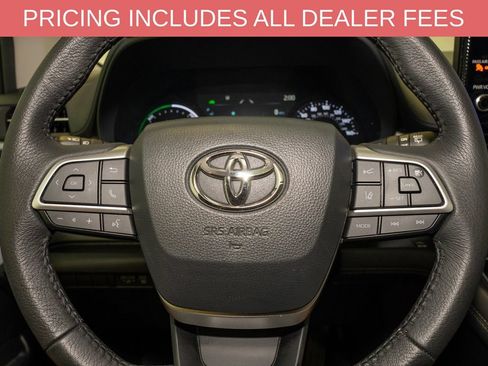 Certified 2025 Toyota Sienna XLE FWD image 19