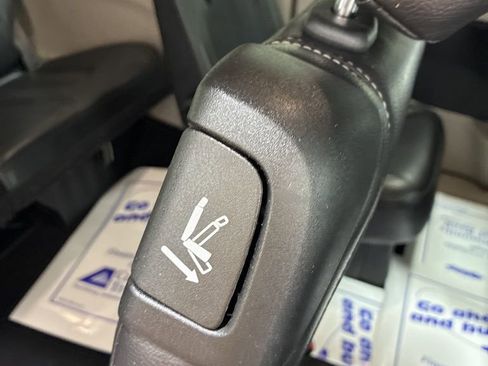 Used 2022 Chrysler Pacifica Touring-L FWD image 29