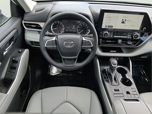 Used 2023 Toyota Highlander XLE AWD/4WD image 12