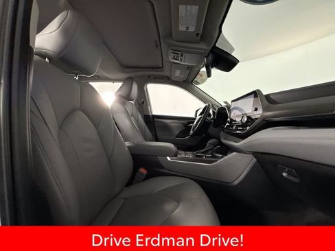 Certified 2023 Toyota Highlander Limited FWD image 25
