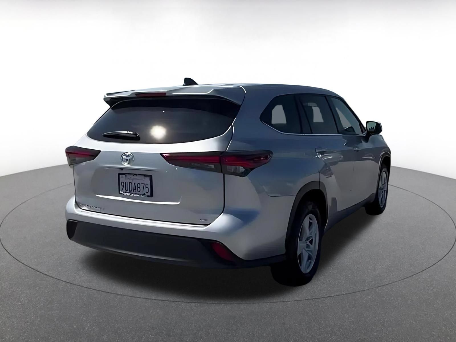 Used 2025 Toyota Highlander LE FWD image 14