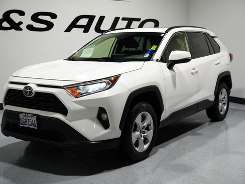 Used 2019 Toyota RAV4 XLE image 3