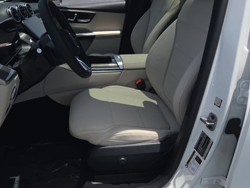 Used 2025 Mercedes-Benz GLC 300 image 9