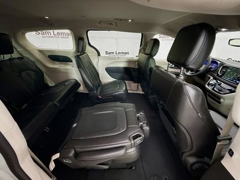 Used 2024 Chrysler Pacifica Touring-L FWD image 26
