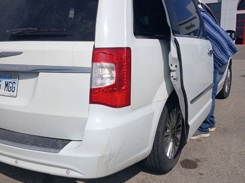 Used 2015 Chrysler Town & Country Touring-L w/ Driver Convenience Group image 6