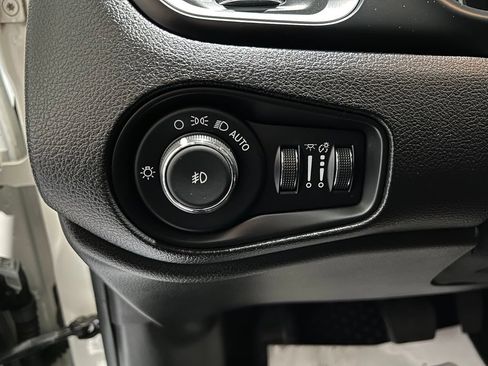 Used 2019 Jeep Renegade Latitude w/ Cold Weather Group FWD image 19