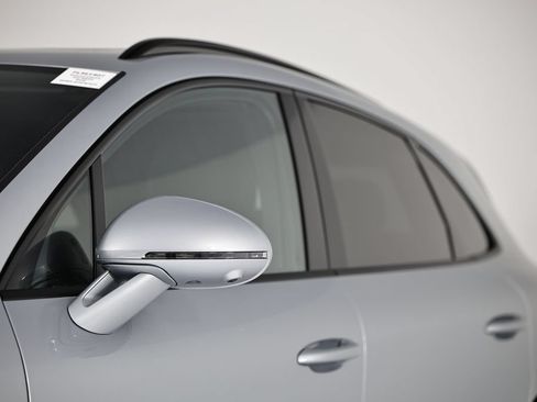 Certified 2026 Porsche Macan AWD/4WD image 12