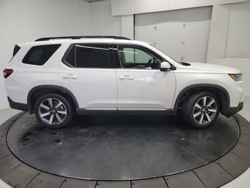 Used 2025 Honda Pilot Touring image 11