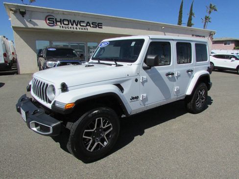 Used 2025 Jeep Wrangler Unlimited Sahara AWD/4WD image 3