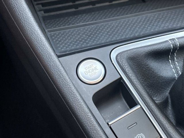 Used 2025 Volkswagen Jetta SE FWD image 33