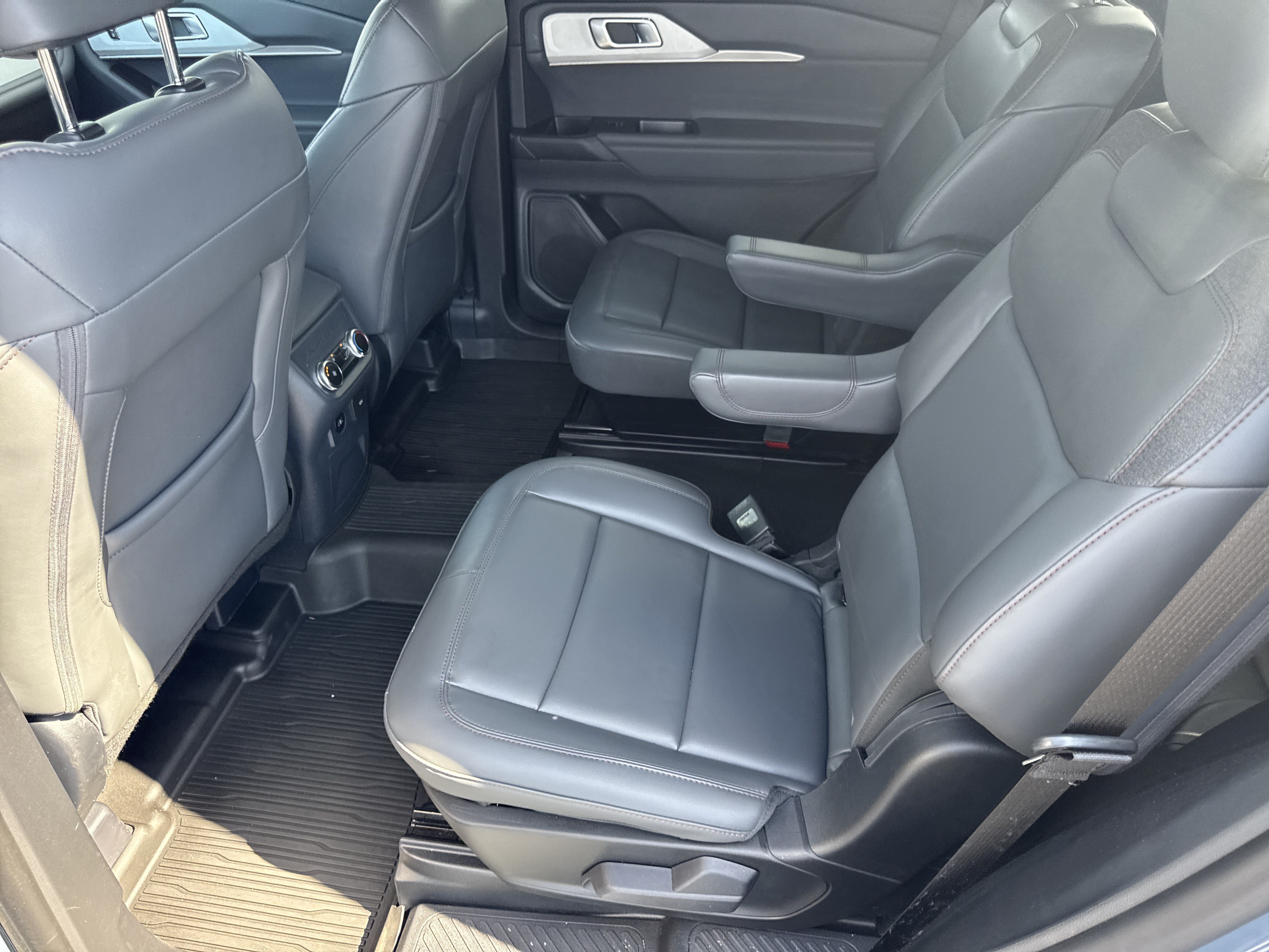 Used 2026 Ford Explorer Active w/ Active Comfort Package RWD image 24