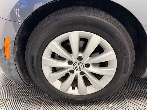 Used 2018 Volkswagen Beetle 2.0T SE image 34